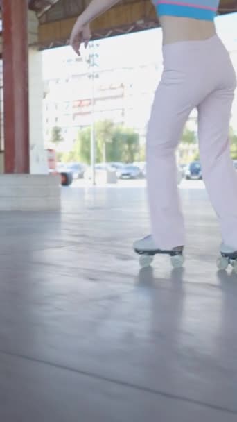 benen van de vrouw in roze broek rolschaatsen buiten, sluiten slomo shot - FullHD verticale video - Video