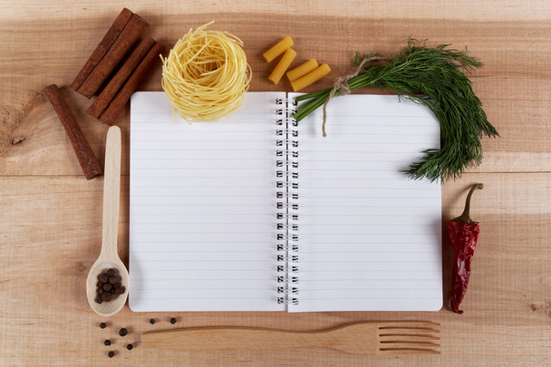 Ingrédients de cuisson pour la cuisine et cahier de recettes sur un woo
 - Photo, image