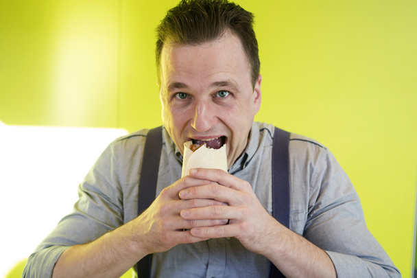 Άνθρωπος τρώει σάντουιτς - Φωτογραφία, εικόνα