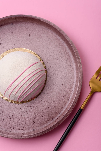 Вкусные сладкие красочные десерты моти или мороженое с рисовым тестом и начинками на темном бетонном фоне - Фото, изображение