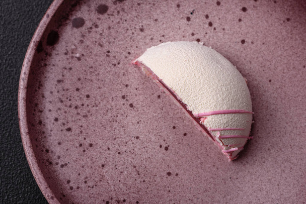 Délicieux desserts mochi colorés sucrés ou crème glacée à la pâte de riz et garnitures sur un fond de béton foncé - Photo, image