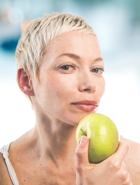 Nainen jolla vihreä omena - Valokuva, kuva