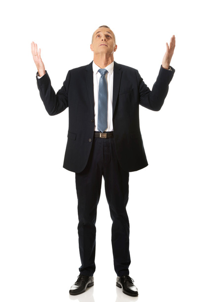 Businessman with hands open gesture - Foto, afbeelding