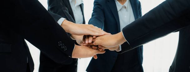 Irodai munkás csapat egymásra mutató kéz szimbolizálja a sikeres csoport az üzleti partnerség és az erős kollektív egység csapatmunka a közösségi munkahelyen panoráma banner. Ravasz. - Fotó, kép