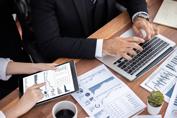 オフィステーブル上の財務データレポートの論文を分析するビジネスアナリストチームの多様なグループ。戦略的マーケティング計画のためのビジネスインテリジェンス分析によるチャートとグラフダッシュボード｜メディカル - 写真・画像