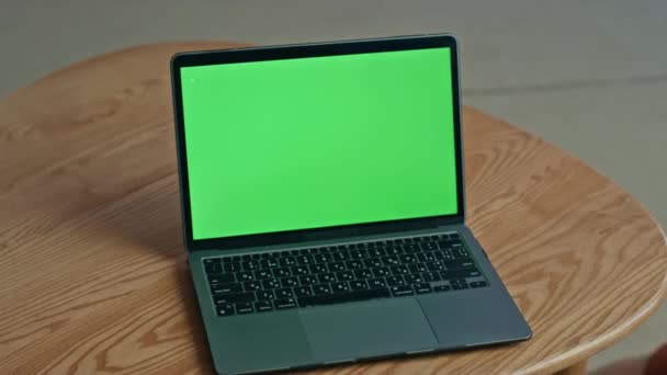 Άγνωστος επιχειρηματίας χρησιμοποιεί mockup laptop για βίντεο συνέδριο συνεδρίαση γραφείο closeup. Αγνώριστη νεαρός άνδρας διευθυντής μιλάμε σε κάμερα υπολογιστή πράσινη οθόνη και μόνο. Τύπος που εργάζεται με χρωματική επίδειξη κλειδιών - Πλάνα, βίντεο