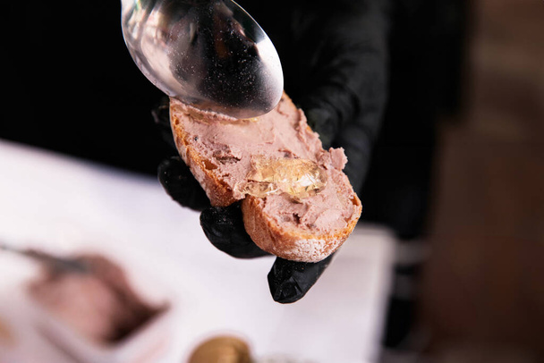 Spreiding op geroosterd brood voor een gastronomische presentatie van voedsel - Foto, afbeelding