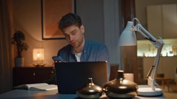 Egy elfoglalt szabadúszó virtuális konferencián beszél a laptopjáról az éjjeli otthonában. Komoly borotválatlan férfi, aki papíron jegyzetel a mobiljával. Magabiztos fickó dolgozó számítógép kommunikáló kolléga - Felvétel, videó
