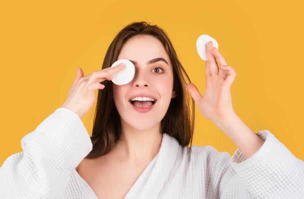 Beautiful young woman with clean fresh skin. Woman taking off makeup with cotton wipe sponge. Daily healthy beauty routine - Foto, Imagem
