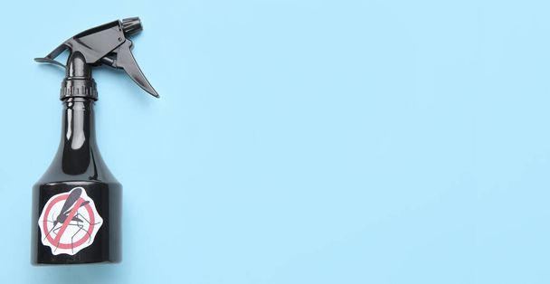 Отпугиватель комаров на светло-голубом фоне с пространством для текста - Фото, изображение