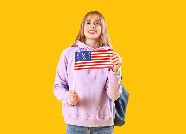Női diák amerikai zászló sárga háttér - Fotó, kép