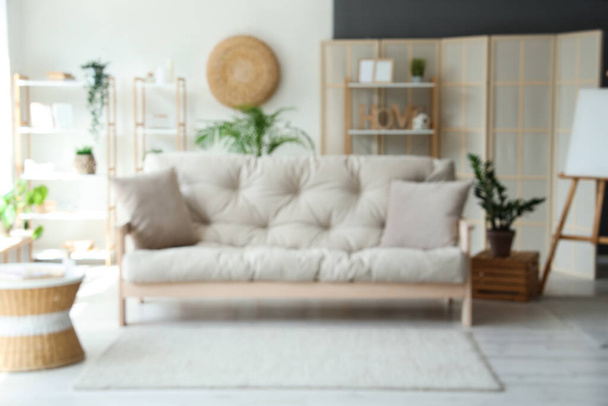 Interior da elegante sala de estar com sofá cinza, vista turva - Foto, Imagem