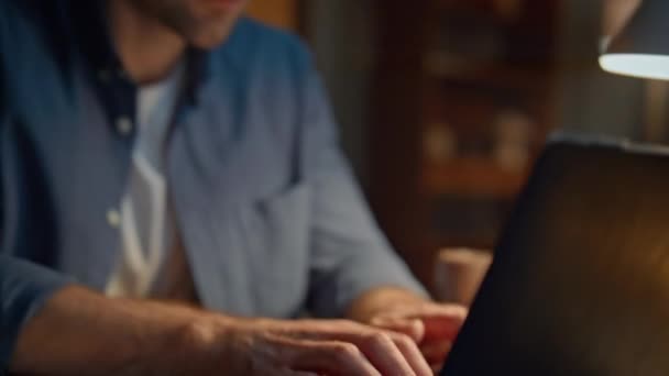 ナイトオフィスの閉鎖でコンピュータのキーボードをテキストするフリーランサーの指. 夜の職場でクライアントに電子メールを書くノートパソコンの仕事をしている過労な男. プレスリリース作成ボタンを押すコピーライター  - 映像、動画