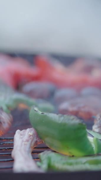 Kezek forgatása a húst a grill - felismerhetetlen ember - FullHD függőleges videó - Felvétel, videó