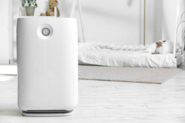 Очищувач повітря на підлозі в дитячій спальні - Фото, зображення
