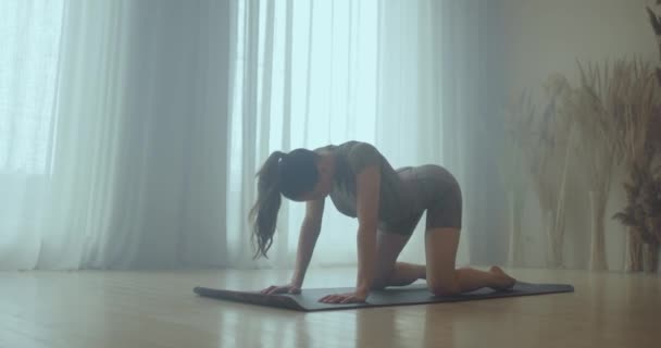 Dehnen. Junges Mädchen führt Stretching und Yoga-Asanas durch. - Filmmaterial, Video