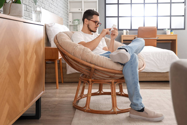 Fiatal férfi olvasás tabletták leírás otthon - Fotó, kép