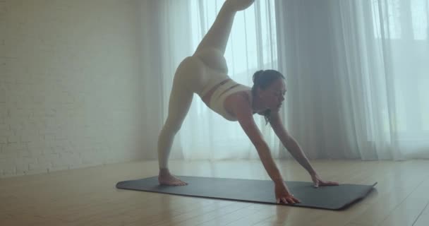 Uitrekken. jong meisje voert stretching en yoga asanas. - Video