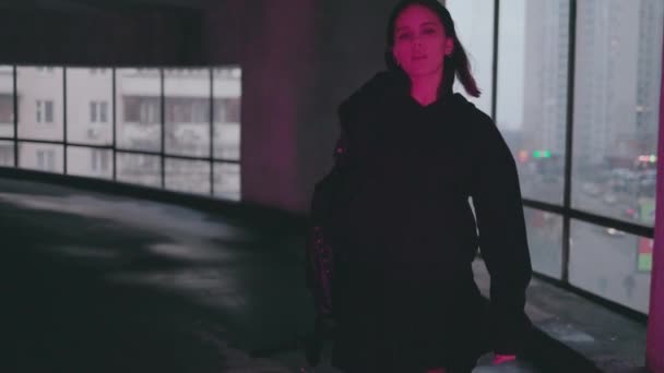 Utcai divat. Egy fiatal lány sétál át a városon éjszaka.. - Felvétel, videó