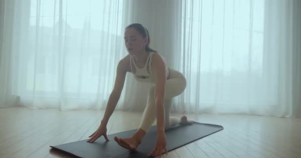 Estiramiento. Chica joven realiza estiramiento y yoga asanas. - Imágenes, Vídeo