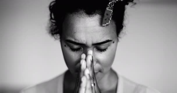 Μια απελπισμένη μαύρη γυναίκα προσεύχεται στο Θεό σε δύσκολους καιρούς νιώθοντας απόγνωση. Γυναίκα χιλιετή πρόσωπο που αγωνίζονται με την ψυχική υγεία αναζητούν θεϊκή βοήθεια - Πλάνα, βίντεο