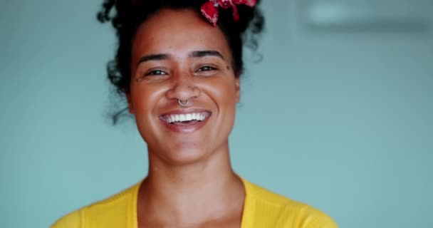 Een vrolijke zwarte latina knikt ja in affirmatie gevoel vreugde uiten authentieke echte leven lach en glimlach. Afro-Amerikaanse jonge vrouw portret gezicht close-up - Video