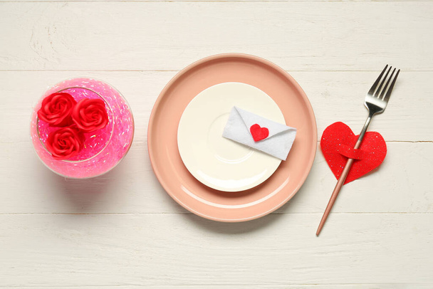 Krásný stůl nastavení pro Valentýna s výzdobou na bílém dřevěném pozadí - Fotografie, Obrázek