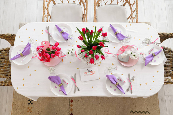 Esstisch mit schönen Blumen zum Internationalen Frauentag - Foto, Bild