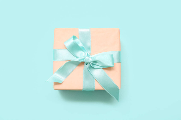 Geschenkbox auf blauem Hintergrund. Internationaler Frauentag - Foto, Bild
