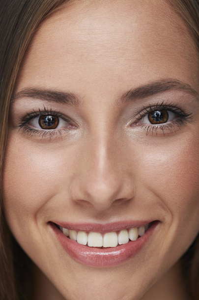 Young woman smiling - Foto, imagen