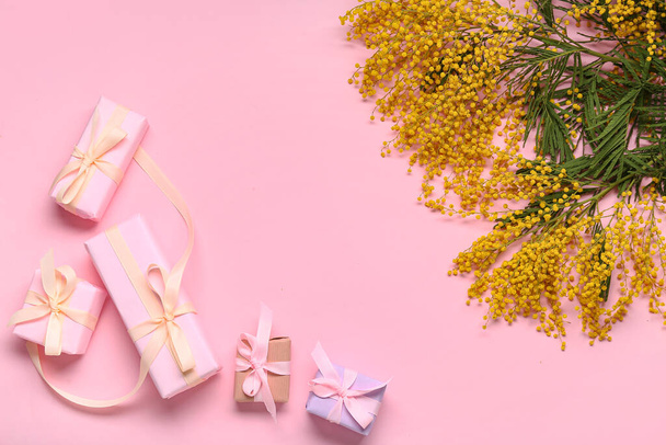 Caixas de presente e mimosa no fundo rosa - Foto, Imagem