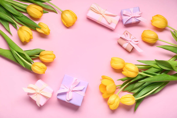 Caixas de presente e tulipas amarelas no fundo rosa - Foto, Imagem
