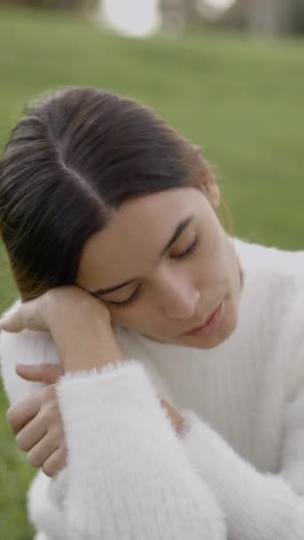 Muotokuva nuori nainen ulkona väsynyt ja surullinen ilme - 1080 Pystysuora video - Materiaali, video