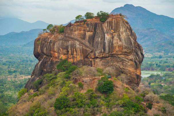 Landschaft Blick auf Sigiriya Rock ein ikonisches Touristenziel und eines der UNESCO-Weltkulturerbe in Sri Lanka. König Kashyapa (477 495 n. Chr.) baute seinen Palast auf diesem Felsen. - Foto, Bild