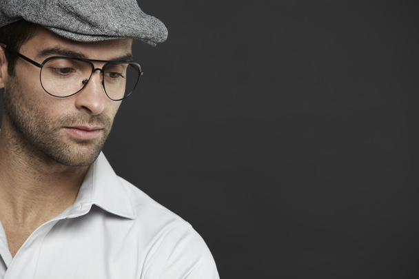 Man wearing glasses posing - Foto, Imagen