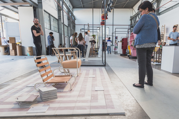 Personnes visitant l'espace Ventura Lambrate pendant la semaine du design de Milan
 - Photo, image
