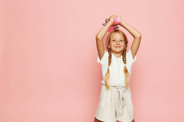 Dolce ed elegante: una collezione di adorabili bambine in abiti rosa alla moda, che festeggiano la Pasqua con gioia ed emozione - Foto, immagini