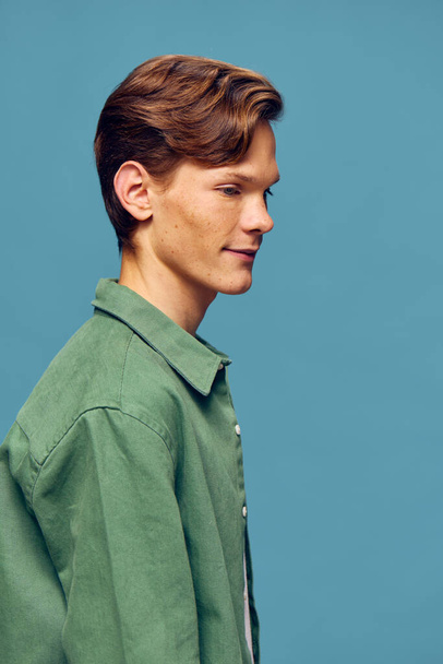 Büyüleyici Genç Erkek Modeli: Modern Salon Stüdyosunda Doğal Sakinlik İfadesi Verilen Moda Ciddi - Fotoğraf, Görsel
