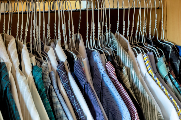 shirts op hangers - Foto, afbeelding