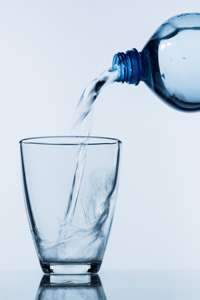 pour water into a glass - Φωτογραφία, εικόνα