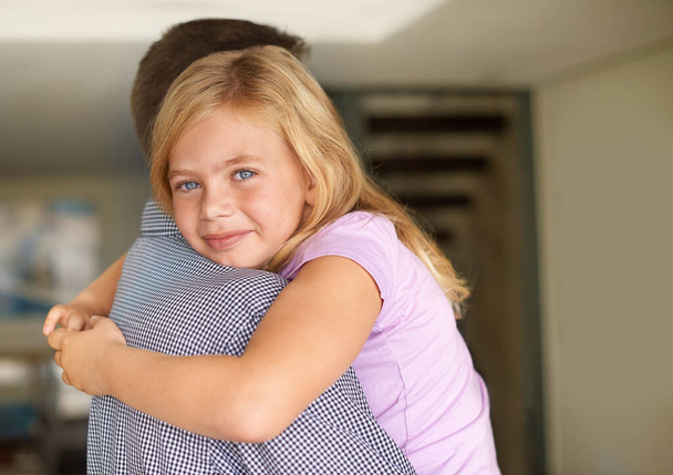 Οικογένεια, αγκαλιά και μπαμπάς με πορτρέτο του κοριτσιού, χαλάρωση και εκμετάλλευση γονέα για άνεση. Χαμογελάστε, ευτυχισμένοι ή πατέρες ημέρα και μεταφέρουν μικρό παιδί μέσα στο σπίτι, αγάπη αγκαλιά ή συγκόλληση μαζί στο νοικοκυριό. - Φωτογραφία, εικόνα