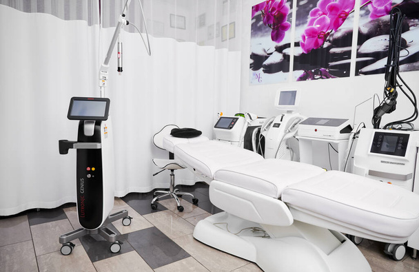 Ivano-Frankivsk, Ucrania - 07 de mayo de 2022: Interior del gabinete cosmetólogo con equipos modernos de cosmetología para el tratamiento de rejuvenecimiento y la silla de salón. - Foto, imagen