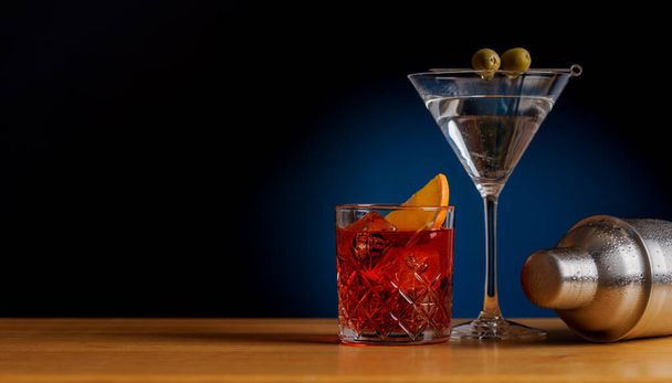 Cocktail Allure: Juomat kauniisti järjestetty baaripöydälle, jossa on kopiotila - Valokuva, kuva