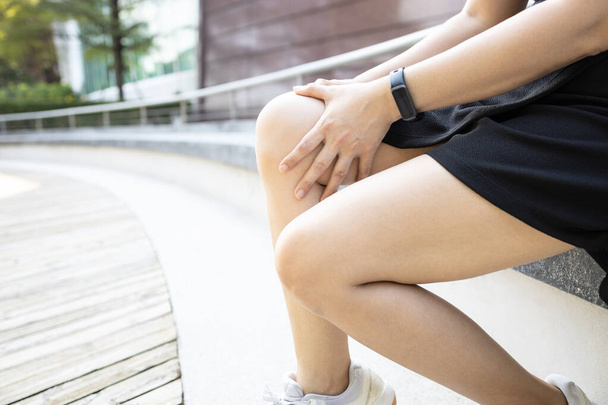 膝を保持している中年女性,膝関節の周りの膝や筋肉に痛み,太い骨に対するパテラ摩擦,膝の発症,パテロフラーム性疼痛症候群,重傷,ヘルスケア - 写真・画像