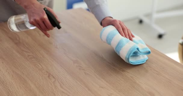 Αποτελεσματικές μέθοδοι καθαρισμού για πεντακάθαρο σπίτι. Νοικοκυρά γυναίκα σκουπίζοντας τραπέζι με κουρέλι - Πλάνα, βίντεο