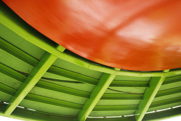 Абстрактная форма двух полей с оранжевыми и светло-зелеными. - Фото, изображение