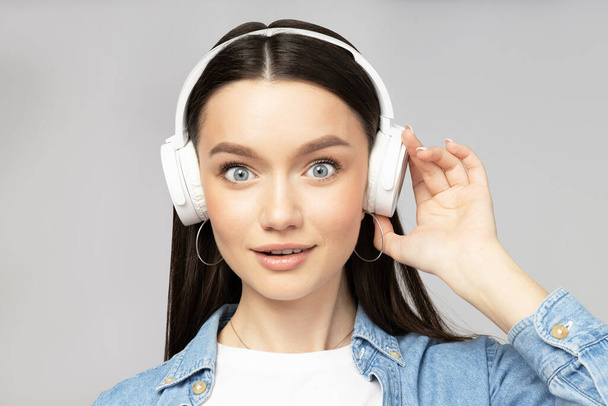 Attrayant jeune femme à l'écoute de la musique dans les écouteurs - Photo, image