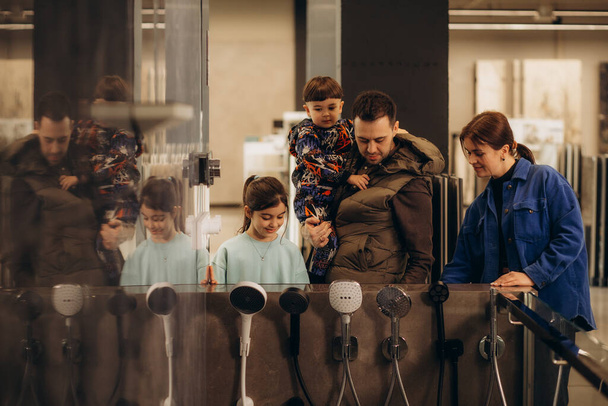 a family buys a shower for home in a plumbing store - Zdjęcie, obraz