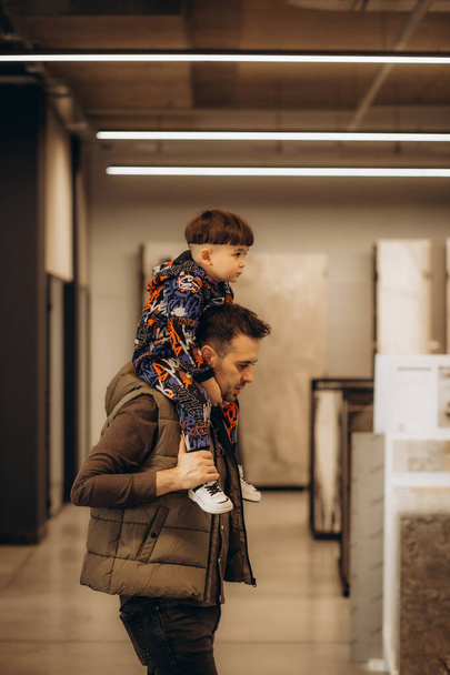 un padre con un hijo pequeño en una ferretería - Foto, imagen