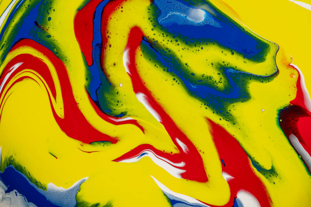 Gelbe, rote und blaue abstrakte Tapeten auf Luxus-Marmor. - Foto, Bild